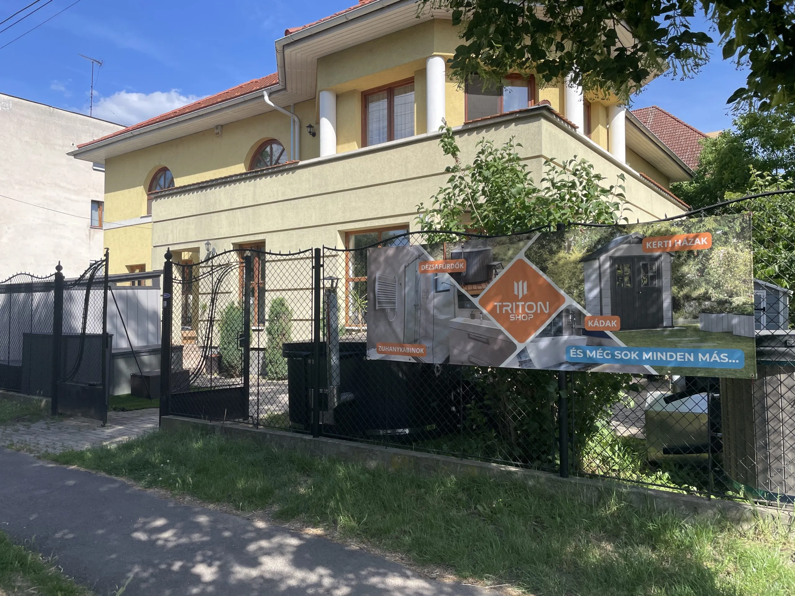 Stilux épület és udvar